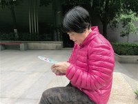 给儿子做十字绣鞋垫的邓妈妈 把爱缝在一针一线里